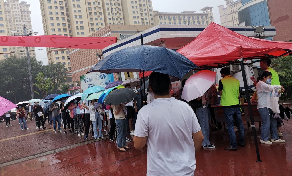定州市公安局信訪(fǎng)局應(yīng)聘人員雨中赴考